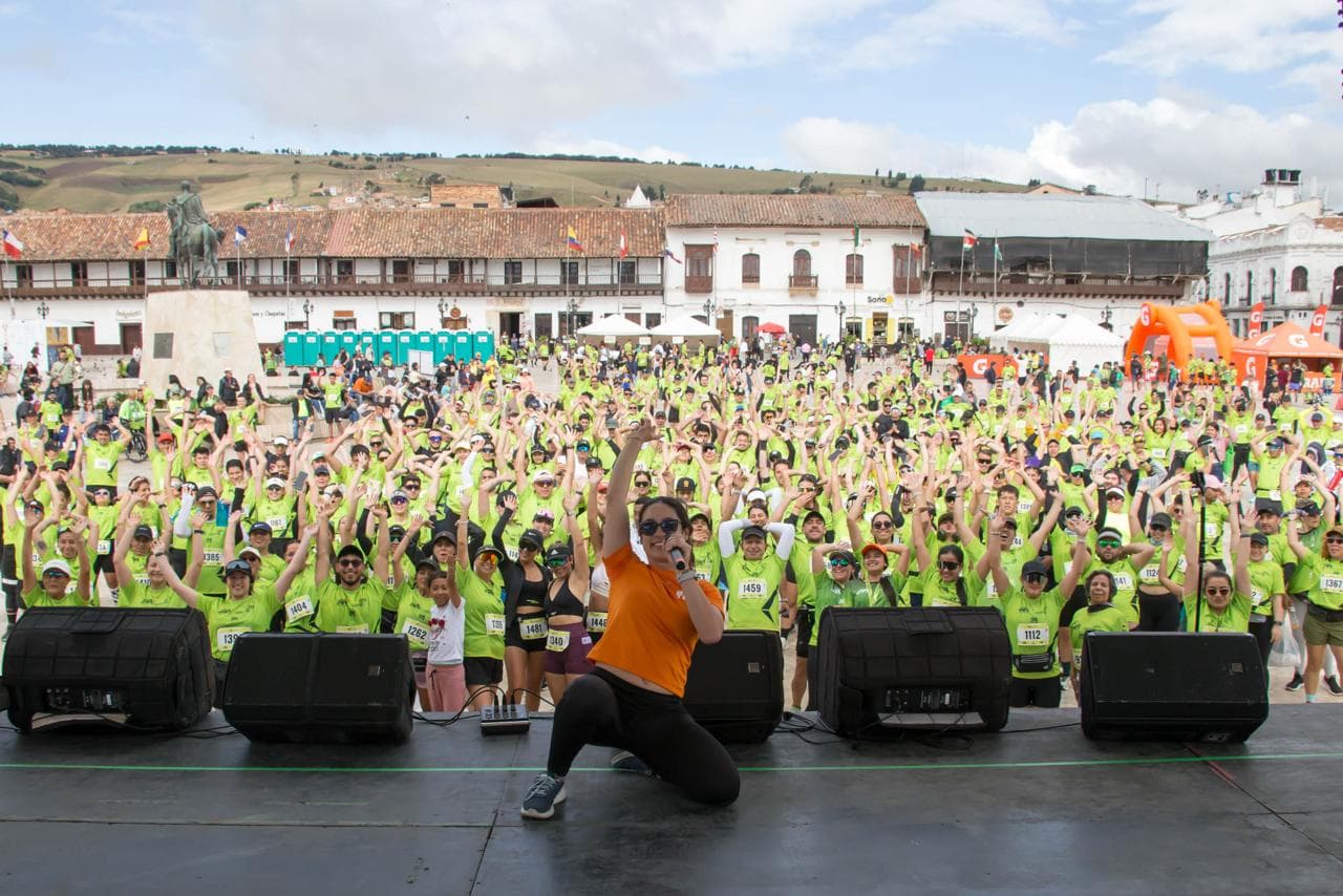 Calentamiento previo con toda la multitud en la plaza