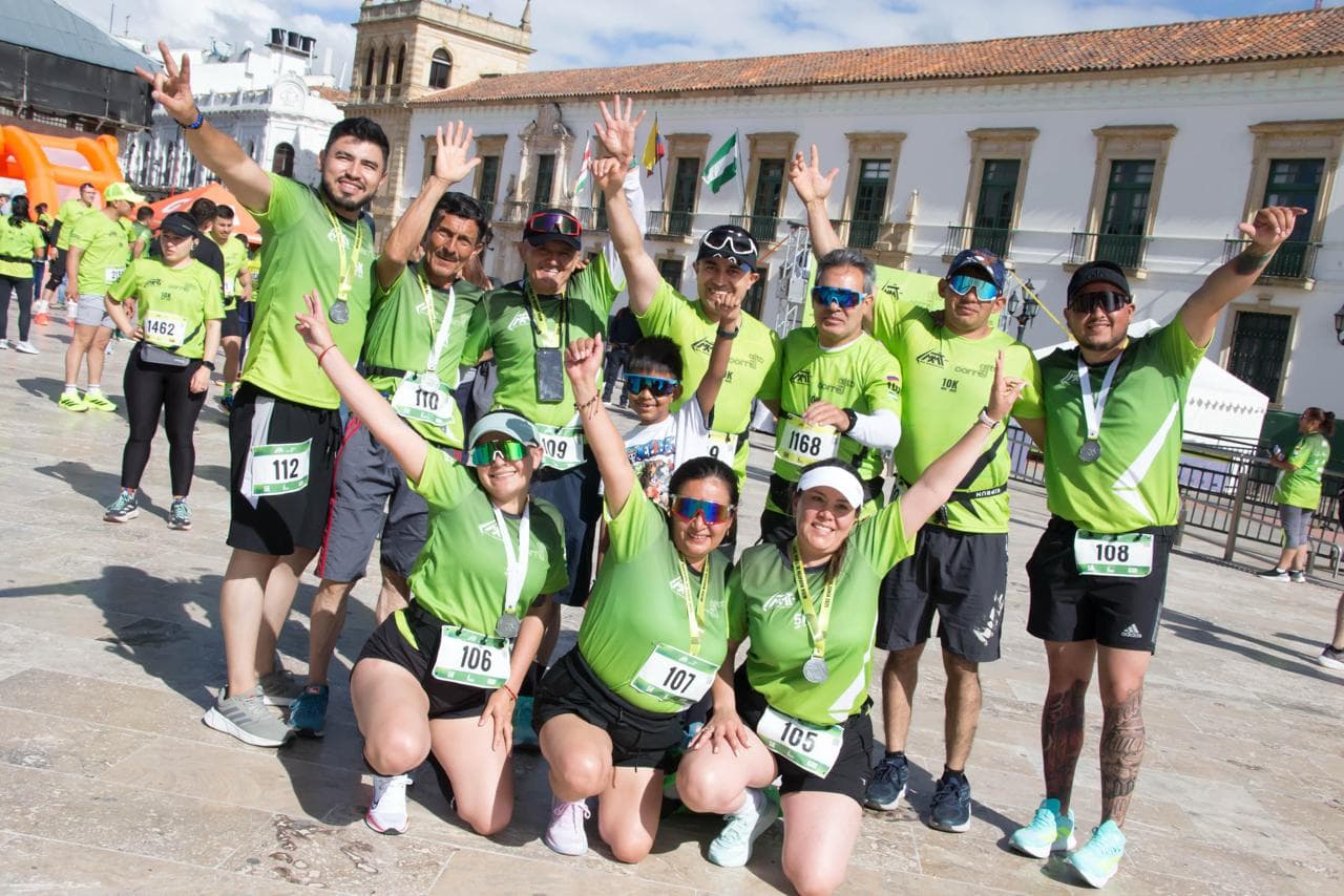 Grupo de corredores celebrando con sus medallas