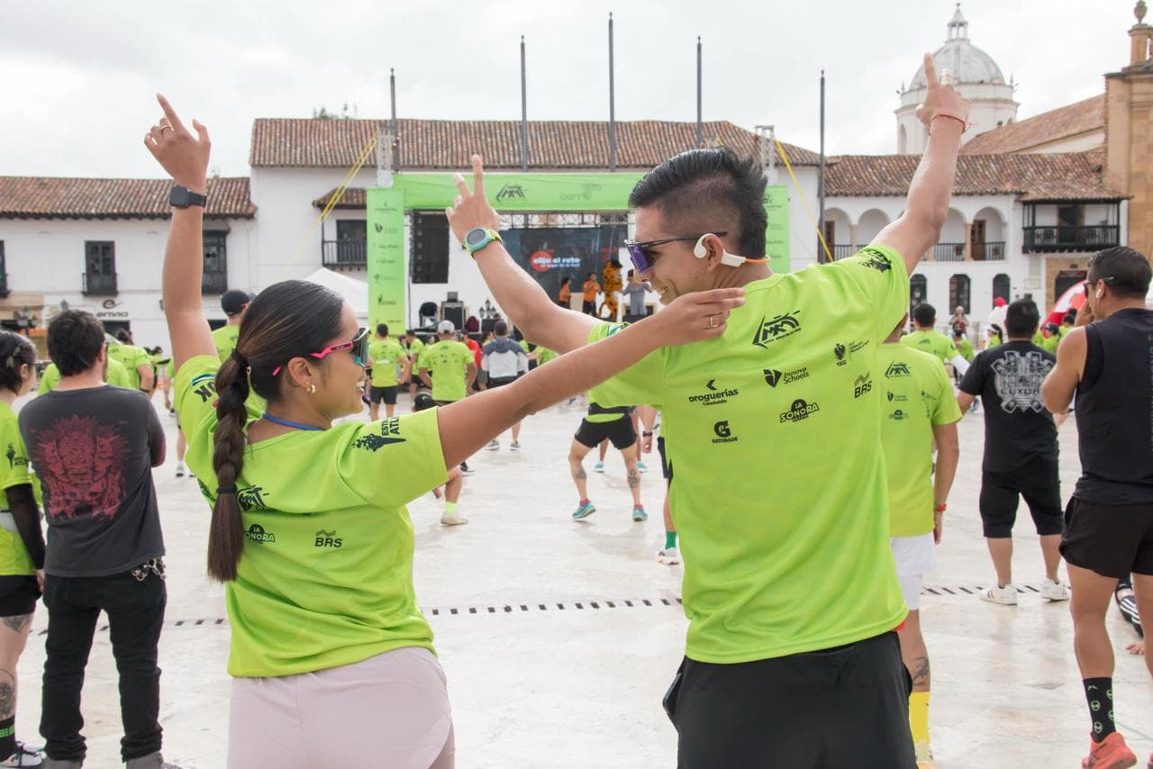 Pareja de corredores celebrando en la Plaza de Bolívar