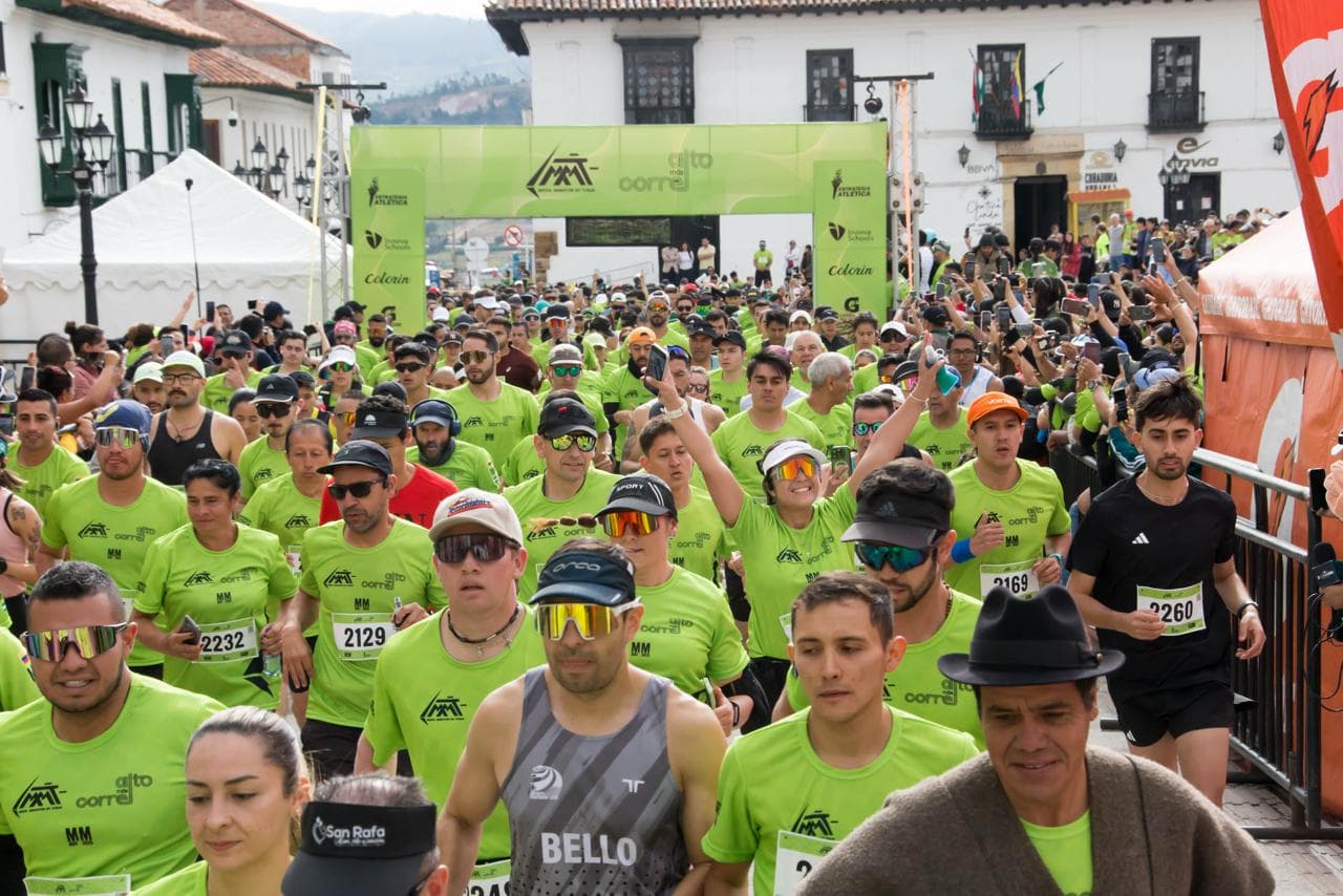 Masa de corredores saliendo desde la Plaza de Bolívar