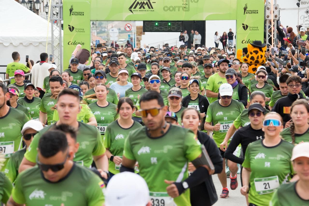 Corredores bajo el arco de salida de la Media Maratón de Tunja